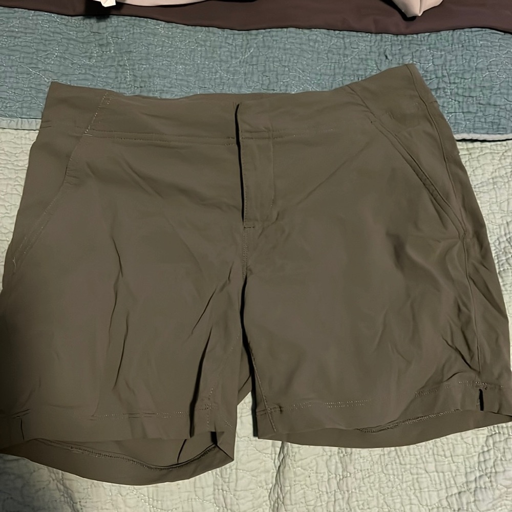 Columbia Omni-Shield Advanced Repellency green mid-length shorts women's 6